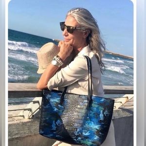De Vesi L'Amour Cocodile Embossed Blue
Camouflage Tote Bag